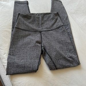 Black & white herringbone print lululemon leggings